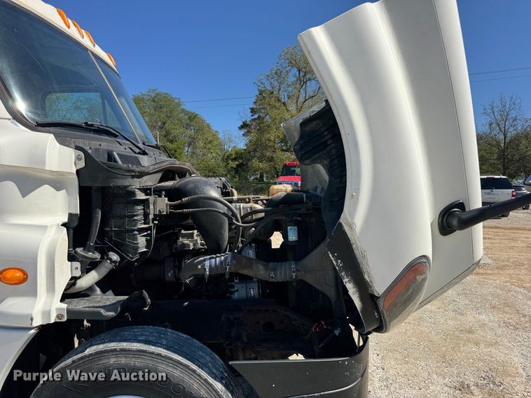 image for item DO2296 2010 Freightliner Cascadia semi truck