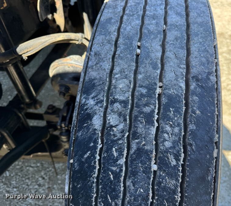 image for item DO2296 2010 Freightliner Cascadia semi truck