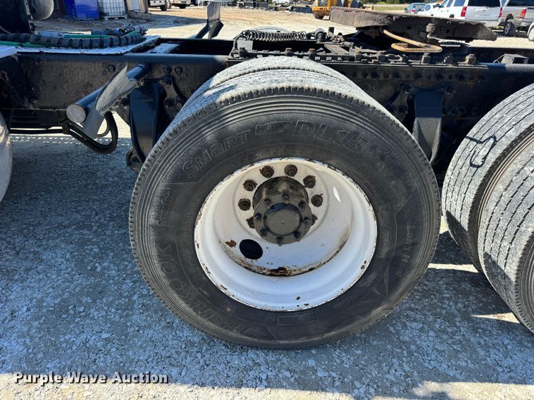 image for item DO2296 2010 Freightliner Cascadia semi truck