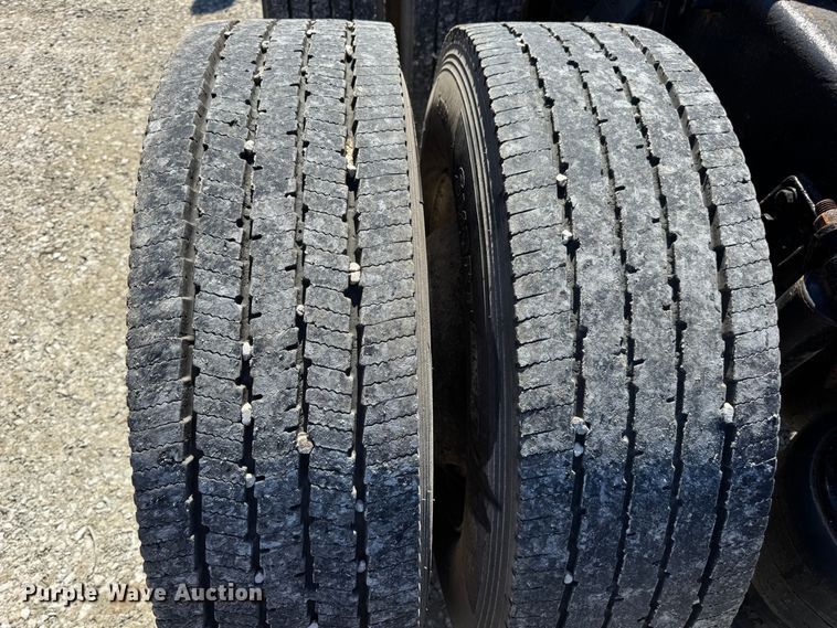 image for item DO2296 2010 Freightliner Cascadia semi truck