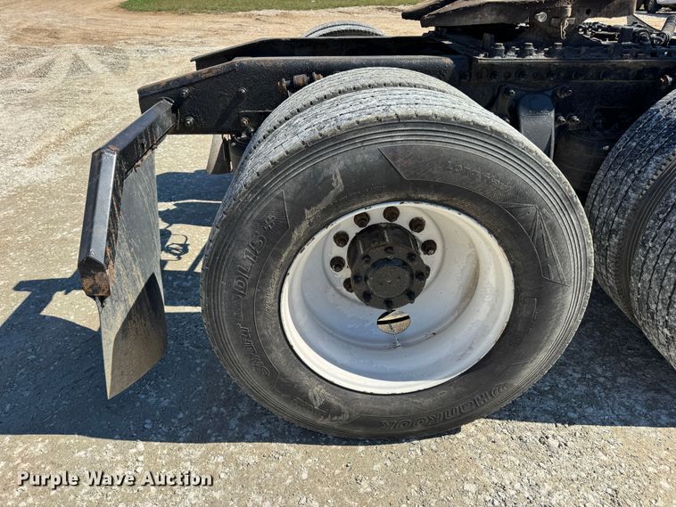 image for item DO2296 2010 Freightliner Cascadia semi truck