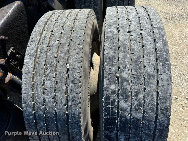 image for item DO2296 2010 Freightliner Cascadia semi truck