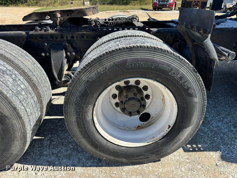 image for item DO2296 2010 Freightliner Cascadia semi truck