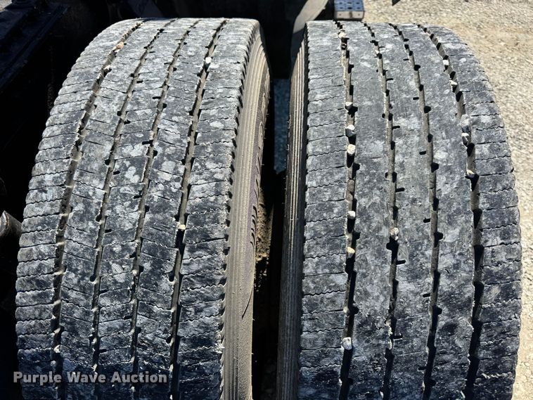 image for item DO2296 2010 Freightliner Cascadia semi truck