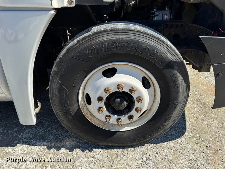 image for item DO2296 2010 Freightliner Cascadia semi truck