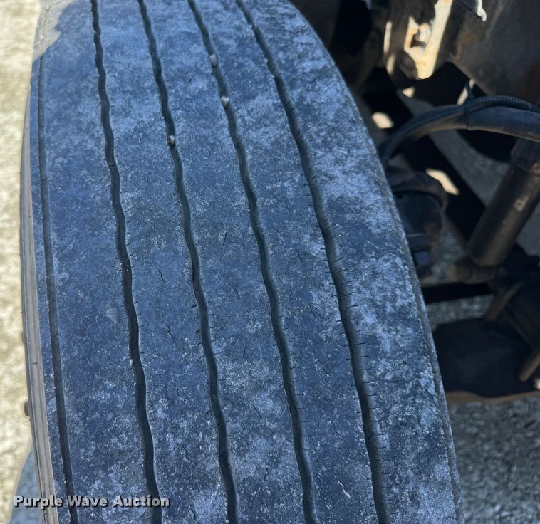 image for item DO2296 2010 Freightliner Cascadia semi truck