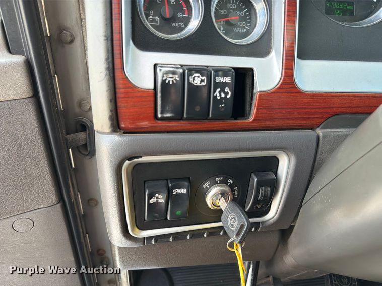 image for item DO2578 2006 Kenworth W900 semi truck