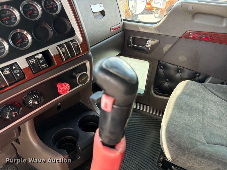 image for item DO2578 2006 Kenworth W900 semi truck