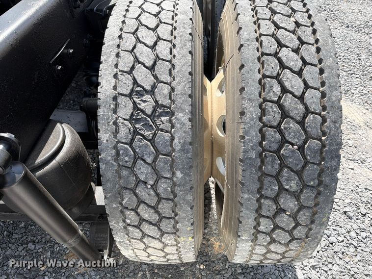 image for item DO2578 2006 Kenworth W900 semi truck