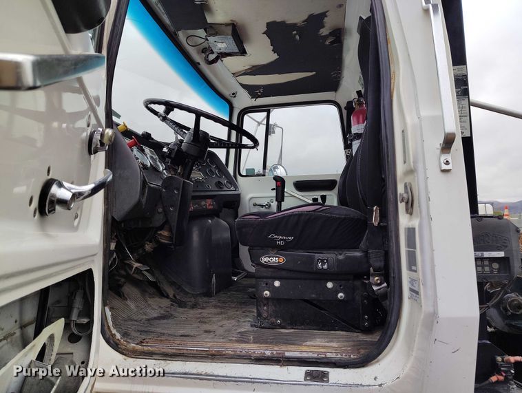 image for item DP8896 1995 Ford LT9000 roll-off container truck