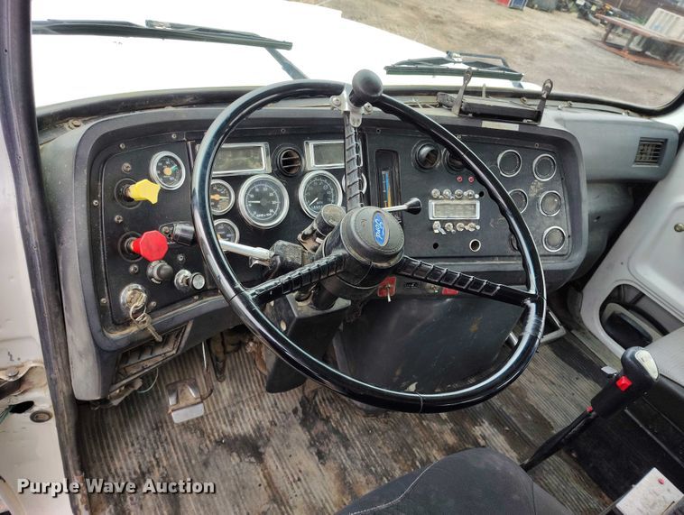 image for item DP8896 1995 Ford LT9000 roll-off container truck