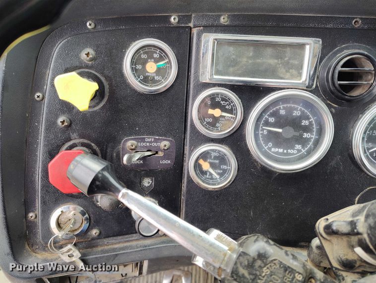 image for item DP8896 1995 Ford LT9000 roll-off container truck