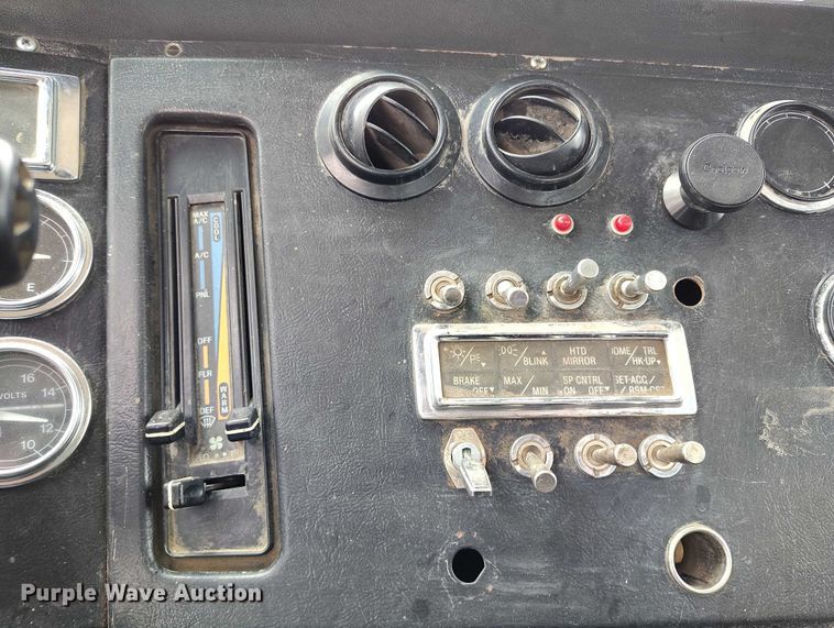 image for item DP8896 1995 Ford LT9000 roll-off container truck