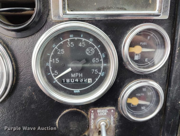 image for item DP8896 1995 Ford LT9000 roll-off container truck