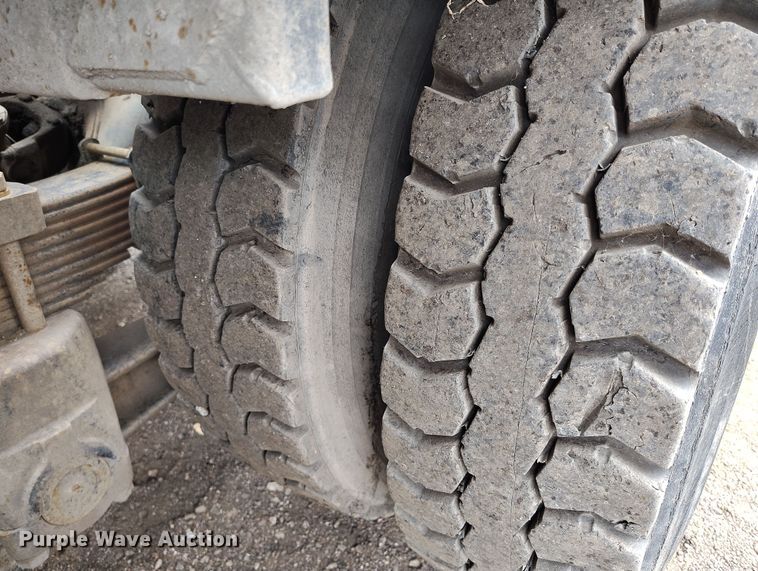 image for item DP8896 1995 Ford LT9000 roll-off container truck