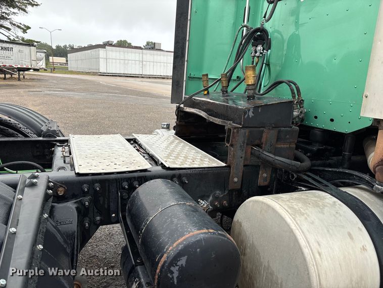 image for item DU1338 2016 Freightliner Columbia semi truck