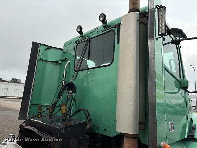 image for item DU1338 2016 Freightliner Columbia semi truck