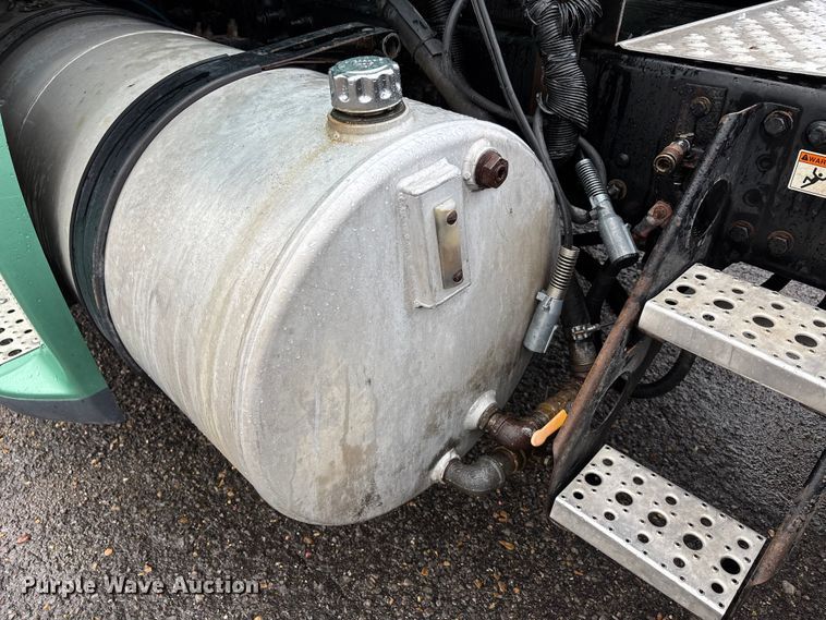 image for item DU1338 2016 Freightliner Columbia semi truck