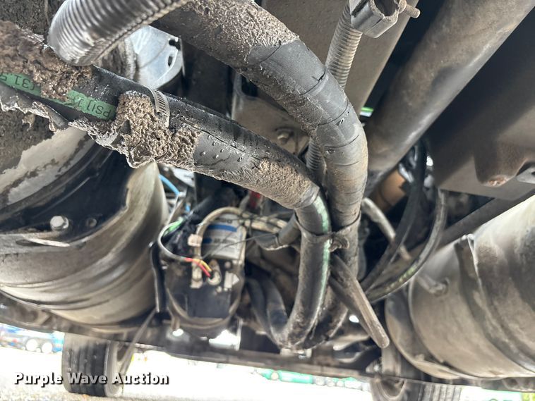 image for item DU1338 2016 Freightliner Columbia semi truck