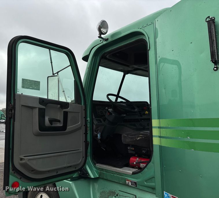 image for item DU1338 2016 Freightliner Columbia semi truck