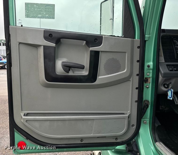 image for item DU1338 2016 Freightliner Columbia semi truck