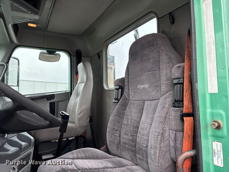 image for item DU1338 2016 Freightliner Columbia semi truck