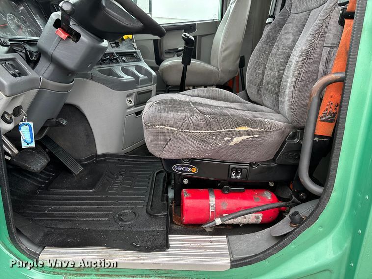 image for item DU1338 2016 Freightliner Columbia semi truck