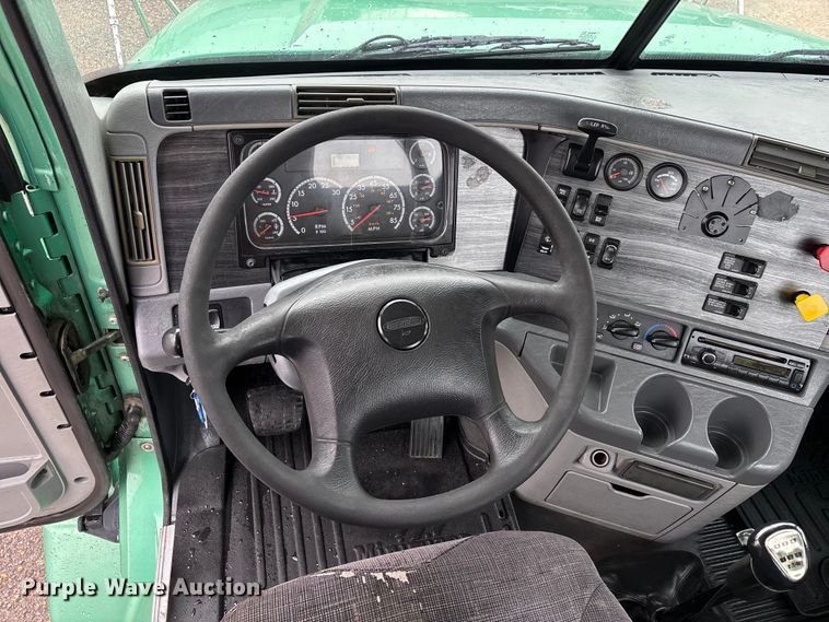 image for item DU1338 2016 Freightliner Columbia semi truck