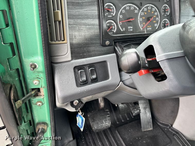 image for item DU1338 2016 Freightliner Columbia semi truck