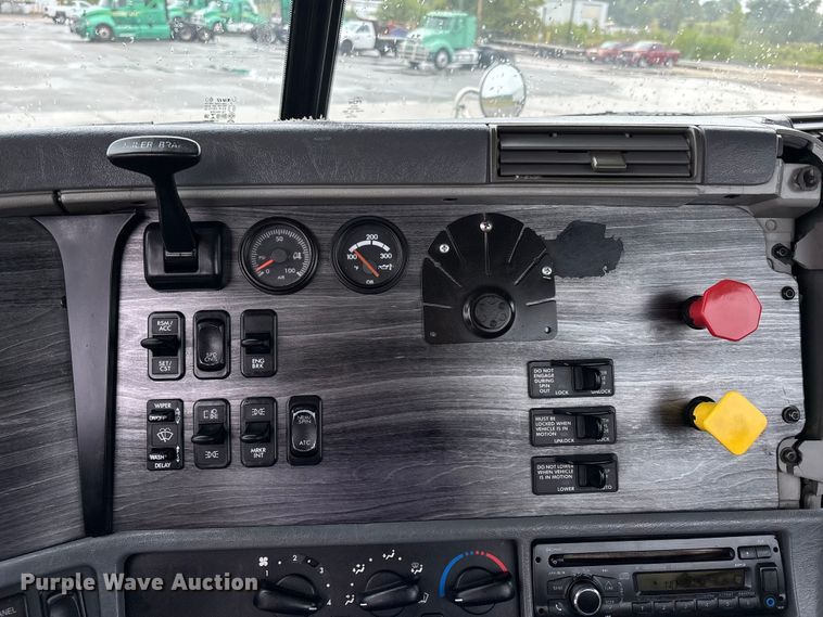 image for item DU1338 2016 Freightliner Columbia semi truck