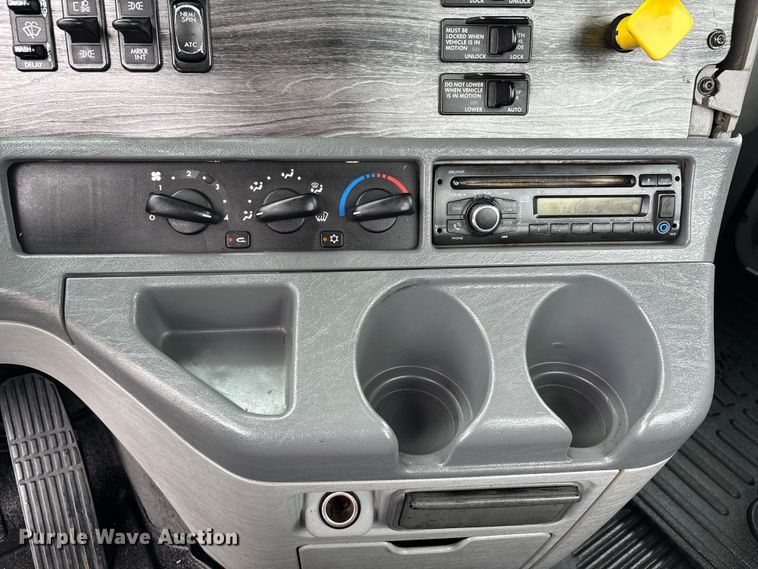 image for item DU1338 2016 Freightliner Columbia semi truck