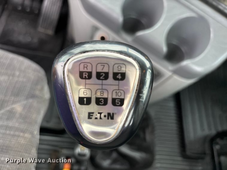 image for item DU1338 2016 Freightliner Columbia semi truck