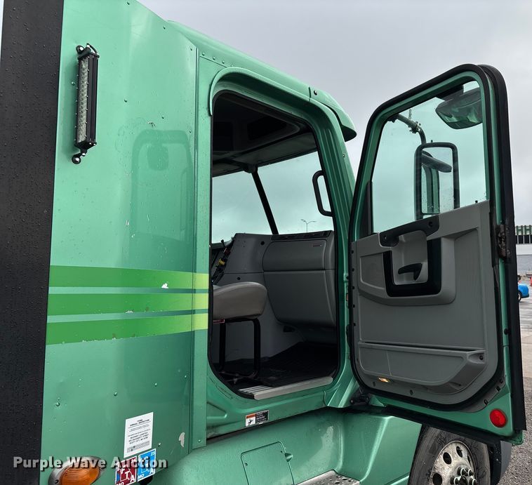 image for item DU1338 2016 Freightliner Columbia semi truck