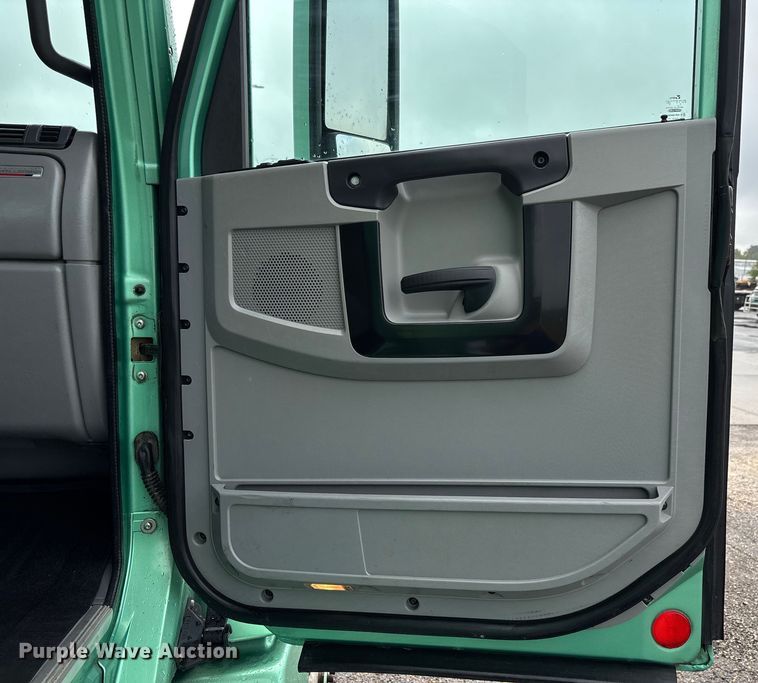 image for item DU1338 2016 Freightliner Columbia semi truck