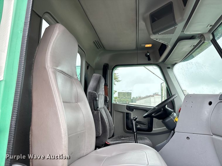 image for item DU1338 2016 Freightliner Columbia semi truck