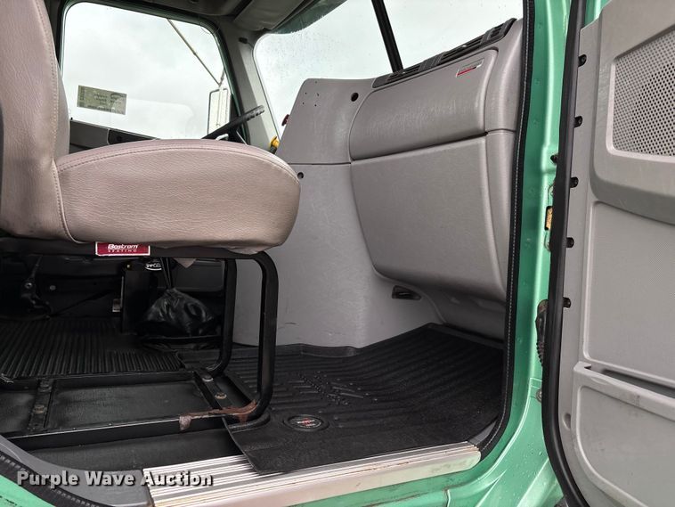 image for item DU1338 2016 Freightliner Columbia semi truck