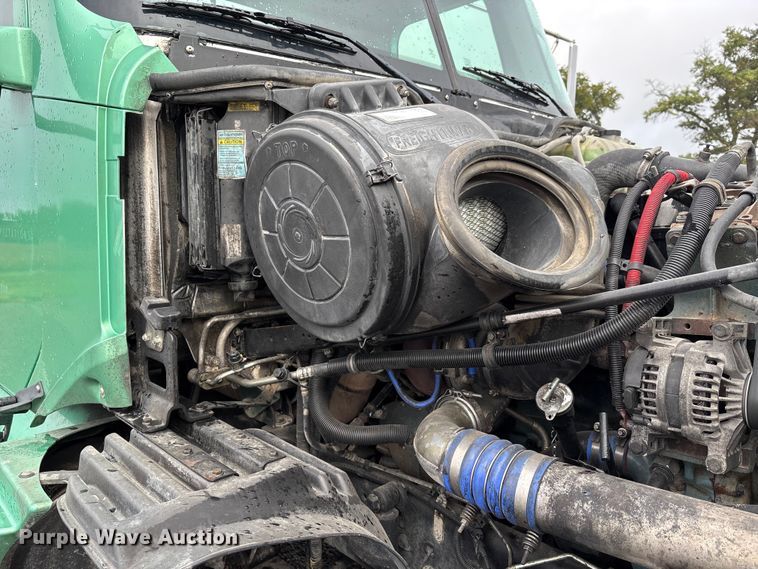 image for item DU1338 2016 Freightliner Columbia semi truck