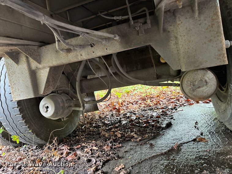 image for item DU1342 2005 Reitnouer flatbed trailer