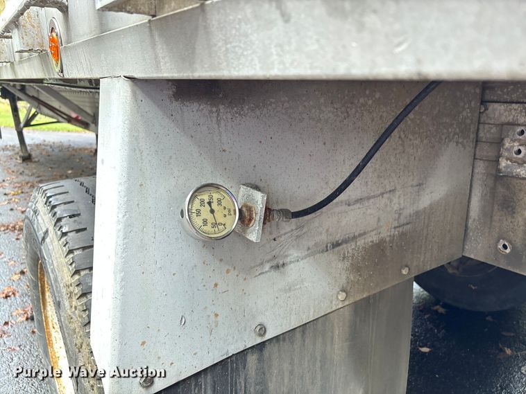 image for item DU1342 2005 Reitnouer flatbed trailer