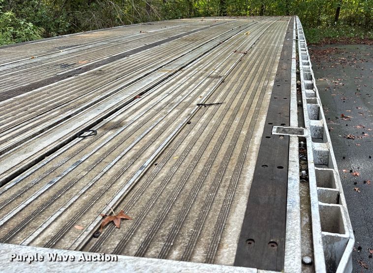 image for item DU1342 2005 Reitnouer flatbed trailer