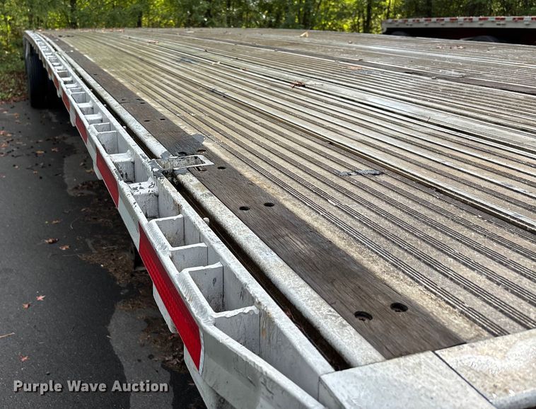 image for item DU1342 2005 Reitnouer flatbed trailer