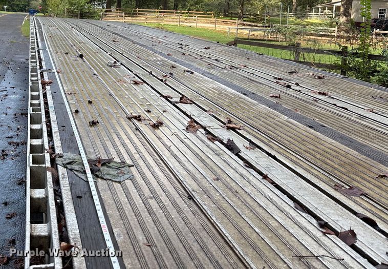 image for item DU1342 2005 Reitnouer flatbed trailer