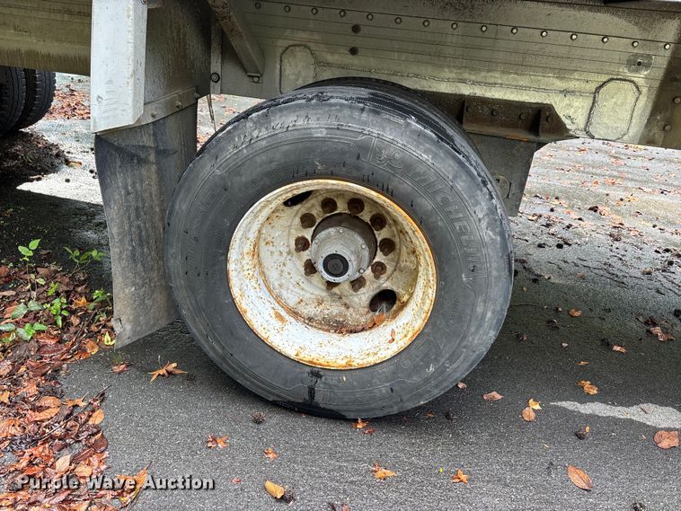 image for item DU1342 2005 Reitnouer flatbed trailer