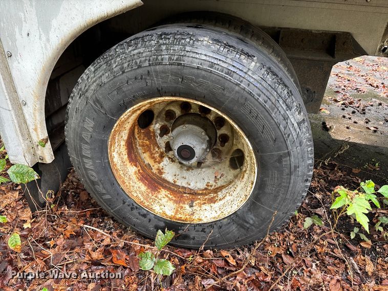 image for item DU1342 2005 Reitnouer flatbed trailer