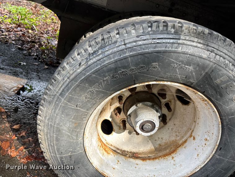 image for item DU1342 2005 Reitnouer flatbed trailer