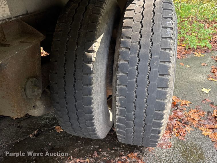 image for item DU1342 2005 Reitnouer flatbed trailer