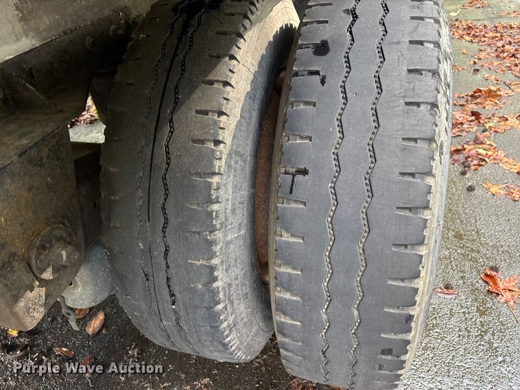 image for item DU1342 2005 Reitnouer flatbed trailer