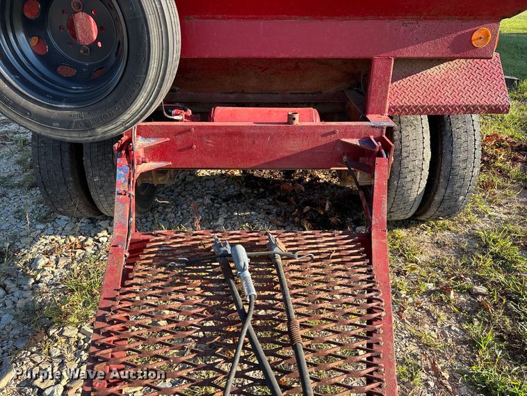 image for item DU1395 1986 Bail pup grain trailer