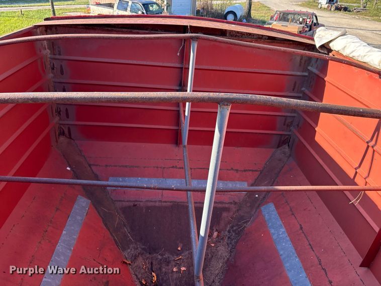 image for item DU1395 1986 Bail pup grain trailer