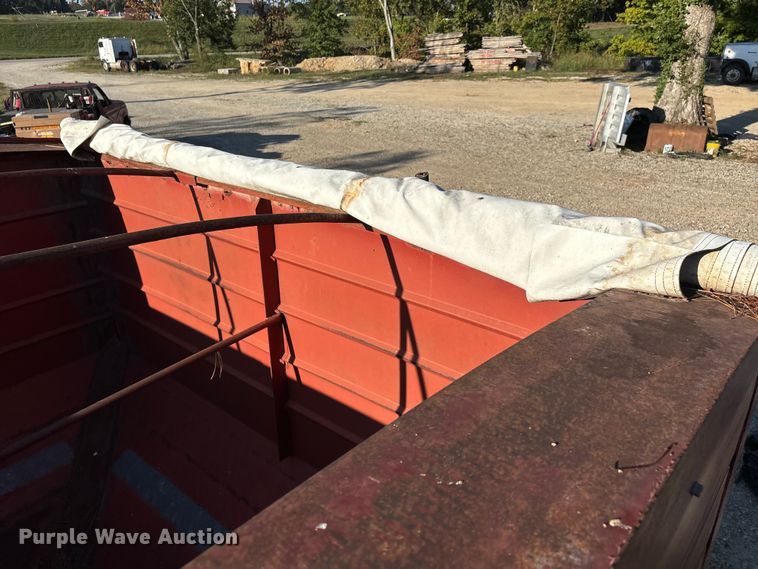 image for item DU1395 1986 Bail pup grain trailer